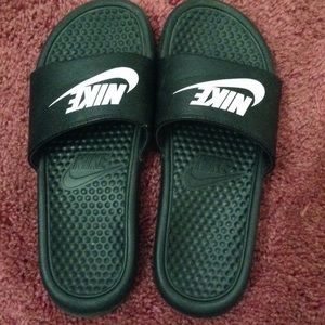 BLACK NIKE SLIDES