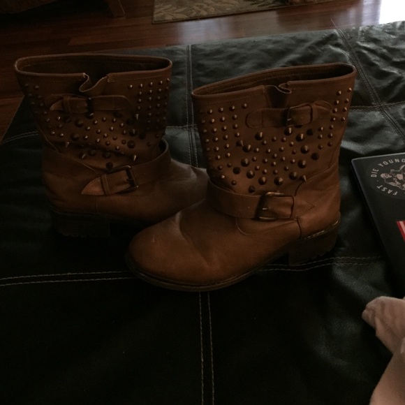 Brown boots - Picture 1 of 2
