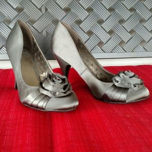 Satin heels with fabric rose