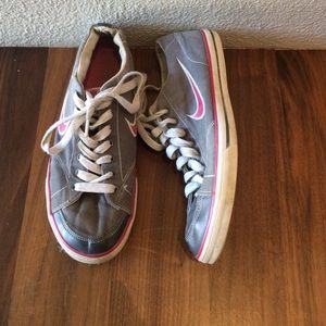Great/pink Nike sneakers