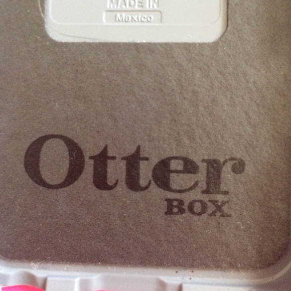 iPhone 5 otter box - Picture 3 of 3