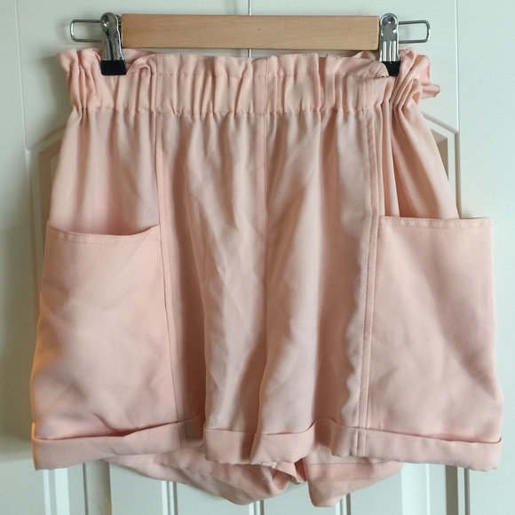 NWOT Peach Shorts with Pockets✨