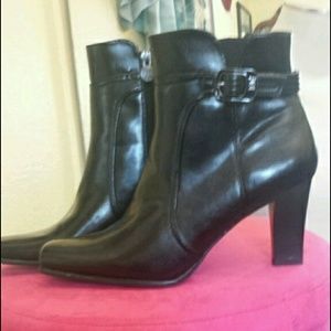 NWOT Etienne Aigner Black Sqaure Toe Booties