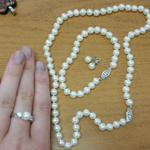Full set of naturally cultured pearls