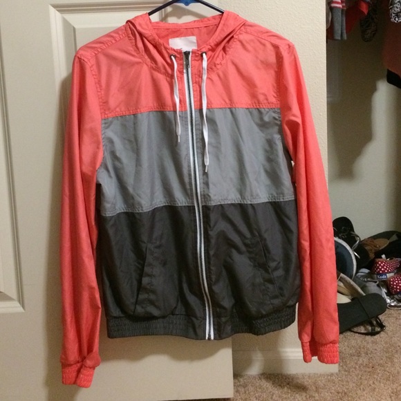 Tri-colored lightweight windbreaker