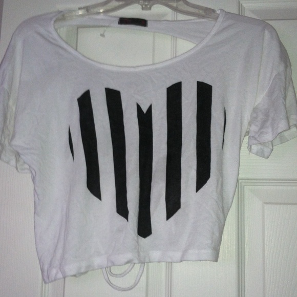 Cute shirt , heart on the front and back is open