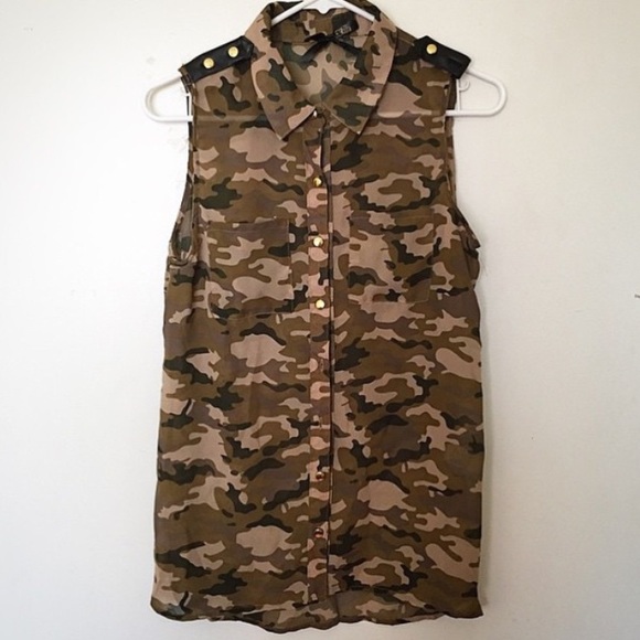 Camp button up *missing button on left shoulder*
