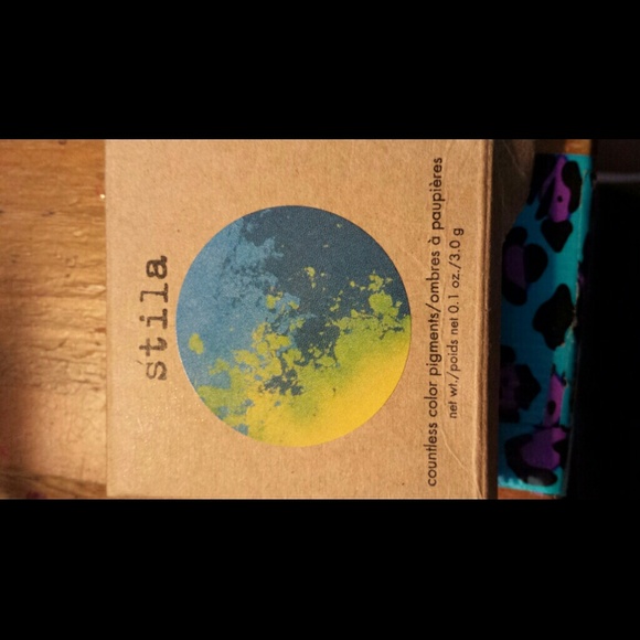 STILA countless color pigments in "light show" - Picture 1 of 4