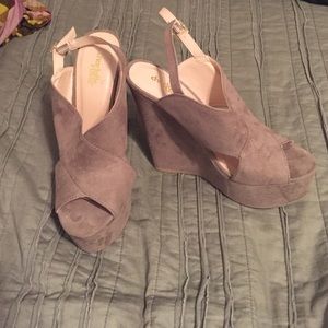 Grey wedges