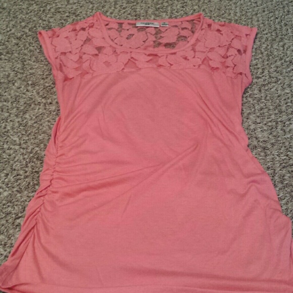 ❌ SOLD ❌ Summer Clearance 🌸 coral laced top
