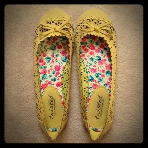 Women's size 7.5 green eyelet flats