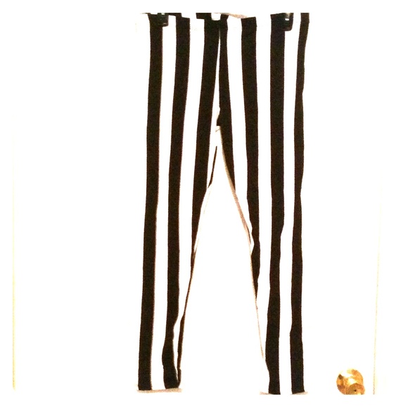 Black & White stripped leggings! Size XL