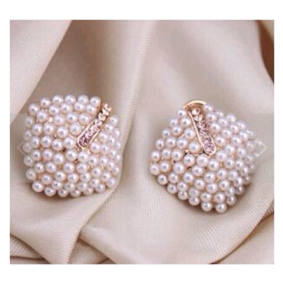 Jewelry - Beautiful Faux Pearl Ear Studs.  NWOT