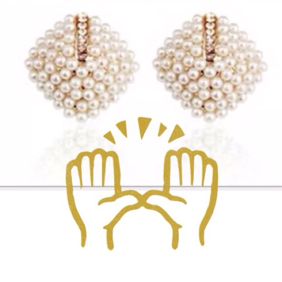 Beautiful Faux Pearl Ear Studs.  NWOT - Picture 2 of 2