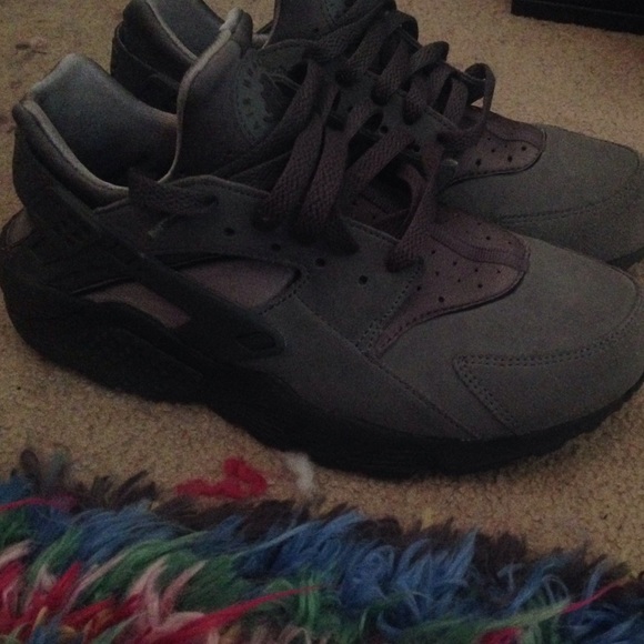 Grey Nike huarache.
