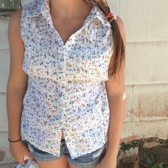 Sold!!Sleeveless button up shirt w collar