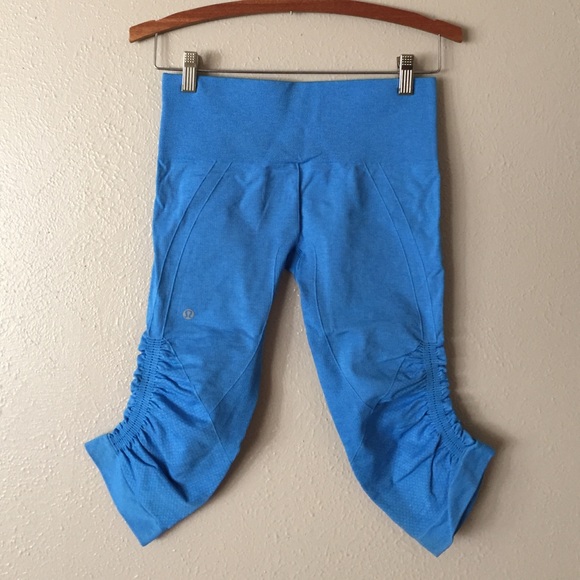 Lululemon in the flow crop