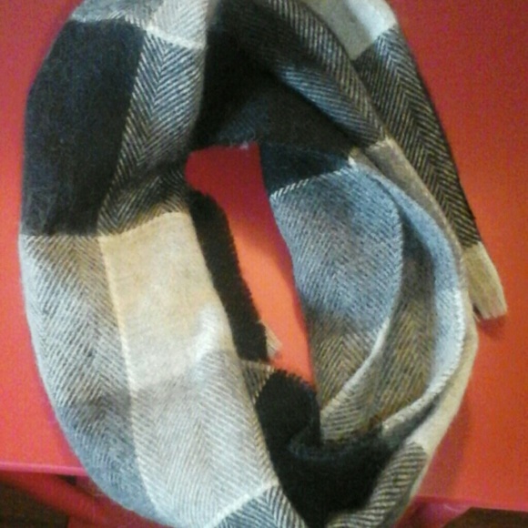 Woolmark  Pure New Wool Imported Scarf - Picture 1 of 4