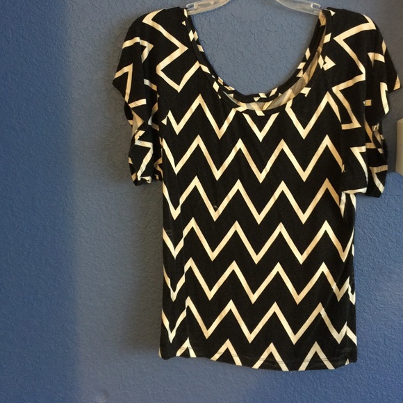 Chevron black and white shirt with flare sleeves