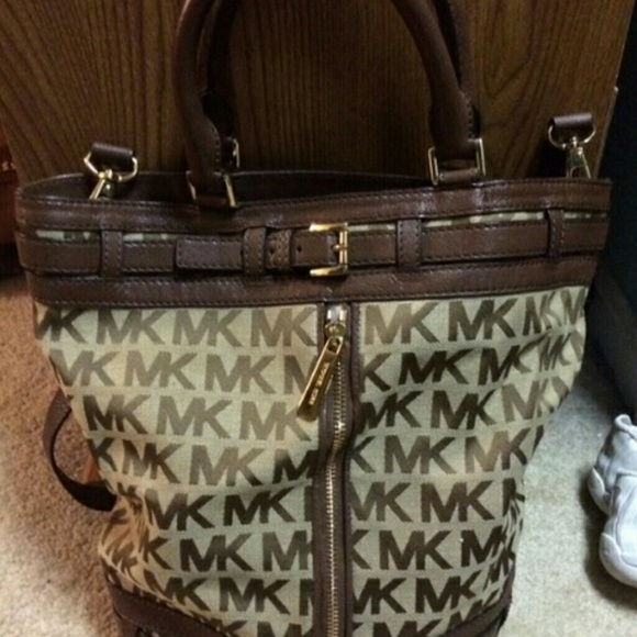 Michael kors bucket purse