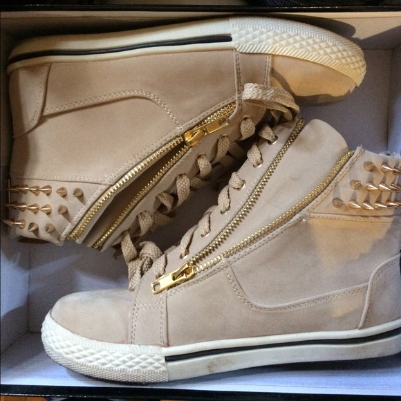 Foreign exchange nude shoes