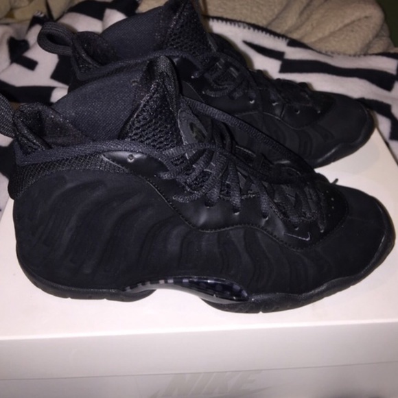Sneakers 💁🏽 someone buy them or make a offer