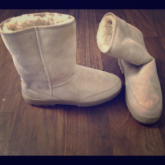 UGG Sand Ultra Short Boots