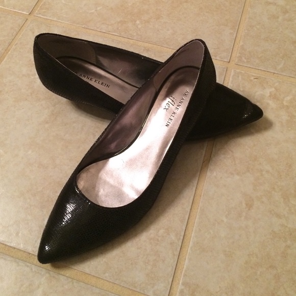 Shimmering black Anne Klein kitten heels, 8.5