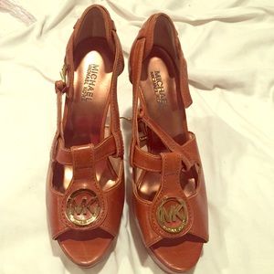 Michael Kors Cognac Pumps