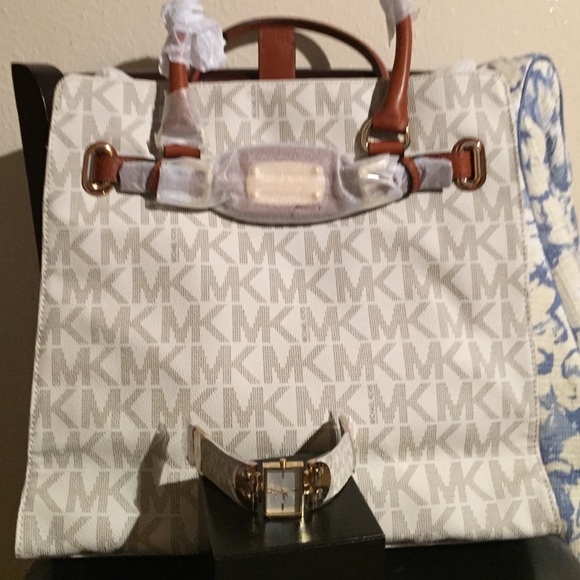 Micheal kors handbag lg size with a MK watch