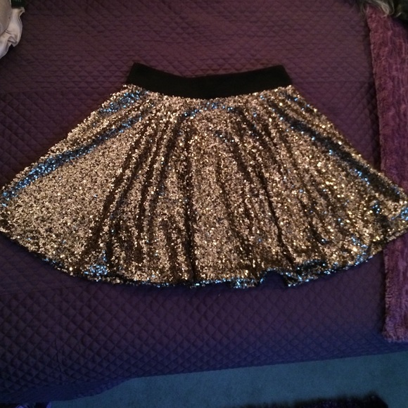gold sequin skirt - Picture 3 of 4