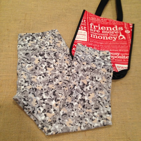 lululemon athletica Pants - Lululemon Floral Wunder Under Crop size 6