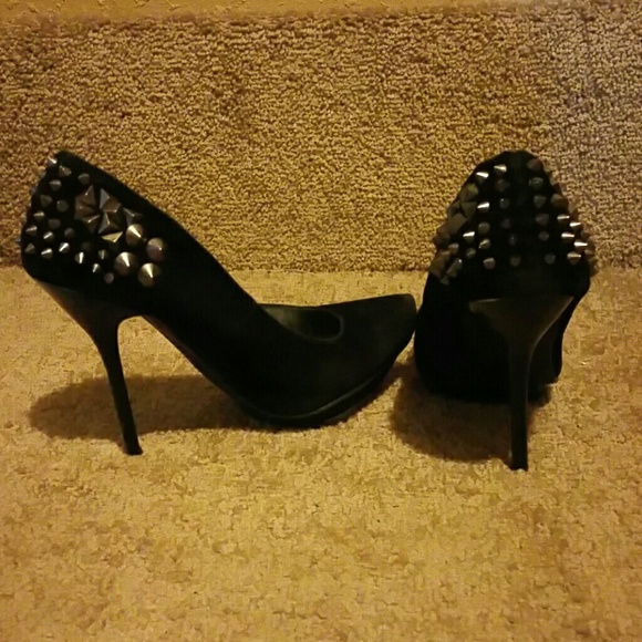 High heals - Picture 2 of 3