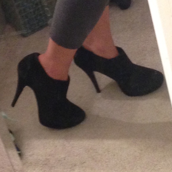 Jessica Simpson black suede booties size 8