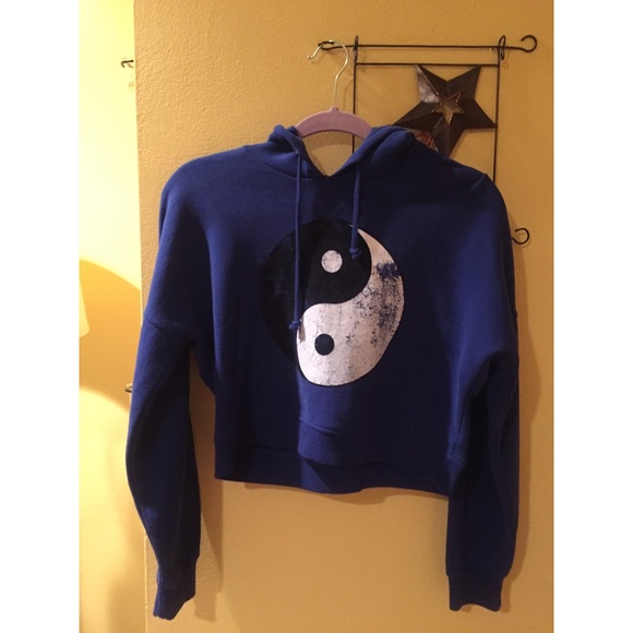 Ying yang cropped sweater