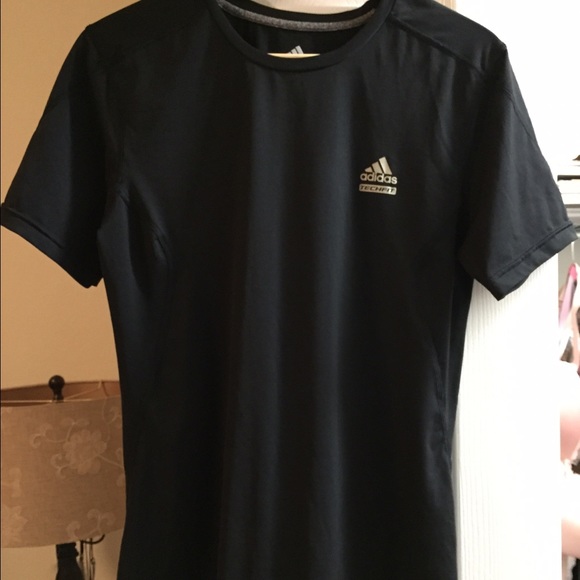 🚫 SOLD 🚫 Men's fitted under armor tee