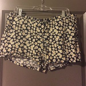 Cute Daisy print shorts