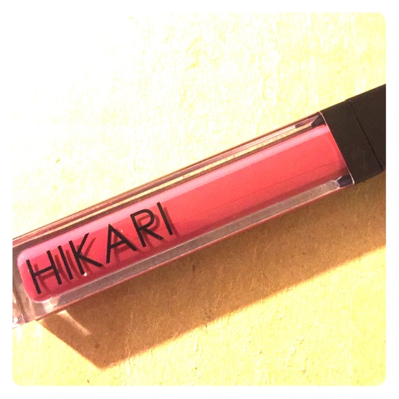 Hikari lipgloss in "Merlot"