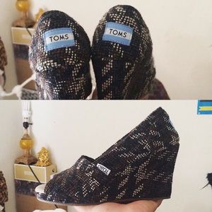 TOMS WEDGES