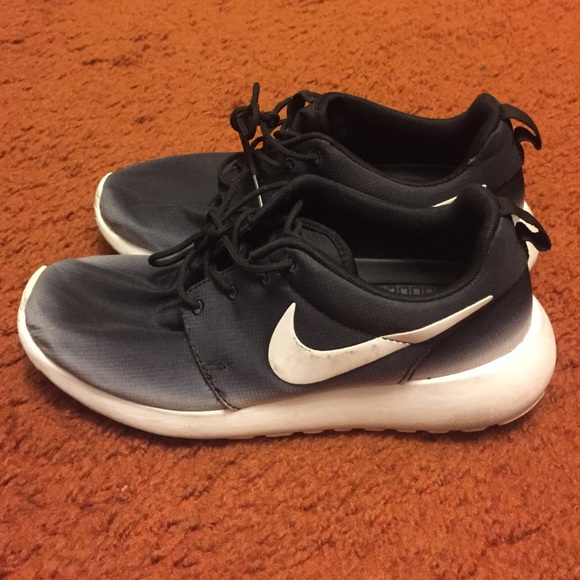 black and white Nike roshe runs - Picture 1 of 3