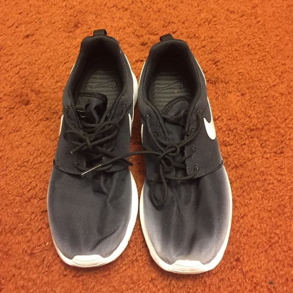 black and white Nike roshe runs - Picture 2 of 3