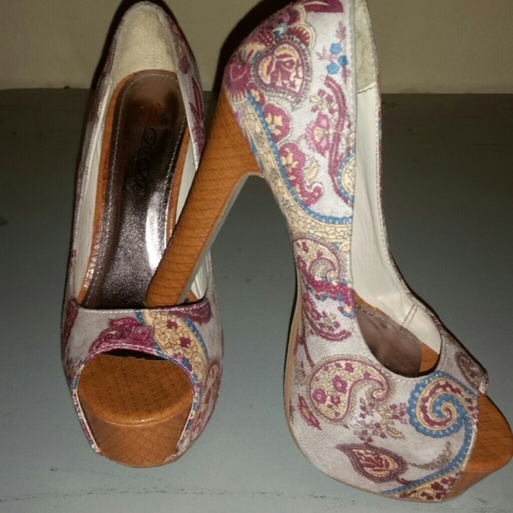 Fun pattern heels - Picture 1 of 4