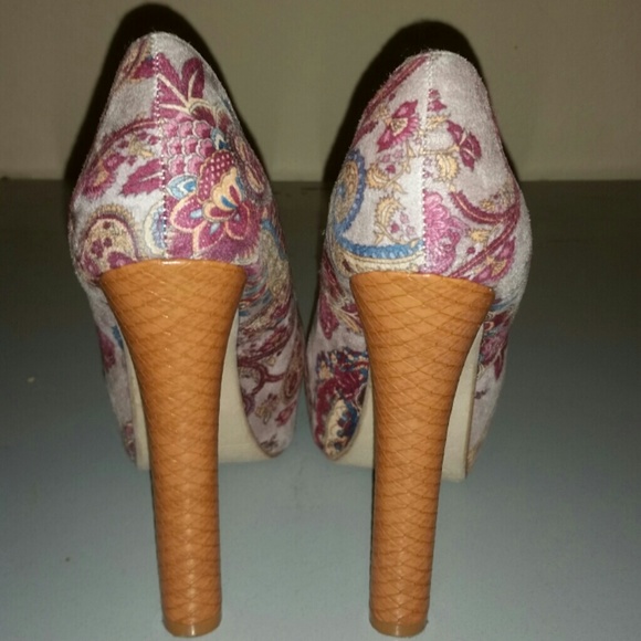 Fun pattern heels - Picture 2 of 4