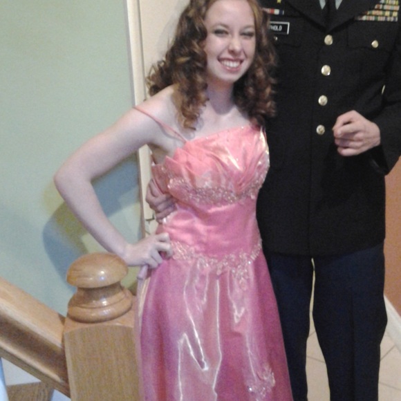 Meet your buy cheap, sell cheap fashionista - Picture 2 of 2