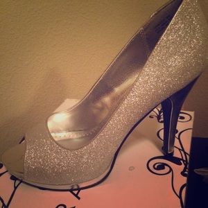Sliver glitter high heels.