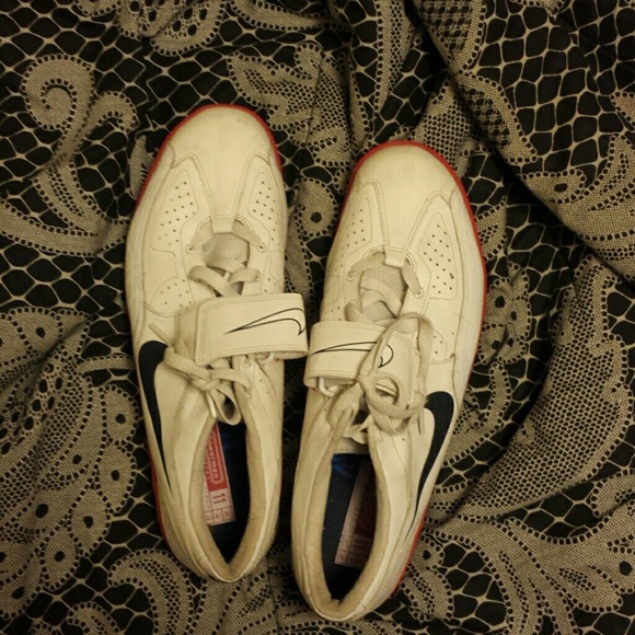 Throwing shoes - Picture 1 of 1