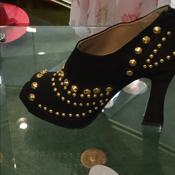 Nubuck black studded bootie