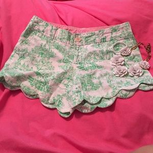 Lilly Pulitzer scalloped hemmed shorts