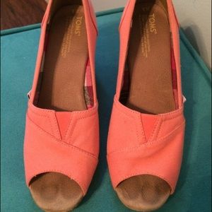 TOMS Coral Wedges size 8