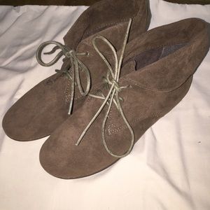 NWOT Taupe suede ankle boots
